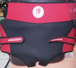 Накладка-сиденье HIGASHI неопрен. цв.black/red(Китай)